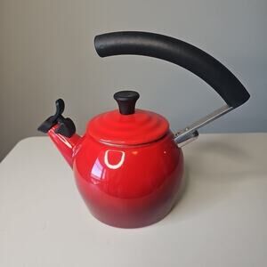 Le Creuset Tea Whistling Kettle Pot Red Enameled 1.25 Quarts